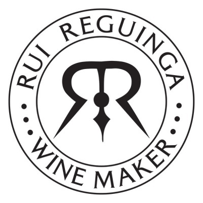 Logótipo preto e branco de Rui Reguinga Wine Maker com símbolo central estilizado