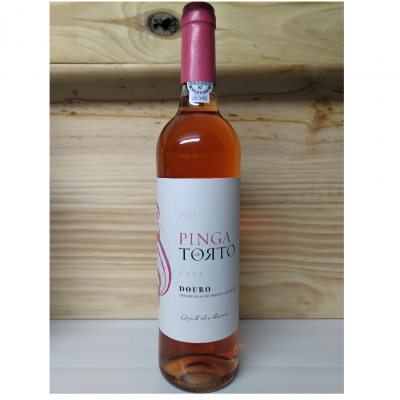 Garrafa de vinho rosé Pinga Torto com rótulo branco, fundo madeira