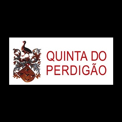 Brasão com animal estilizado e texto QUINTA DO PERDIGÃO em vermelho