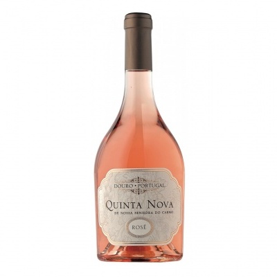 garrafa de vinho rosé com rótulo branco e texto Quinta Nova