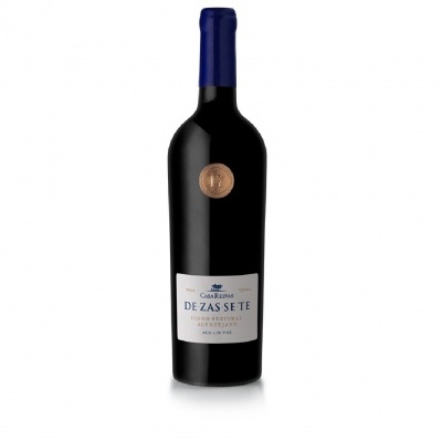 Garrafa de vinho tinto com rótulo branco e cápsula azul