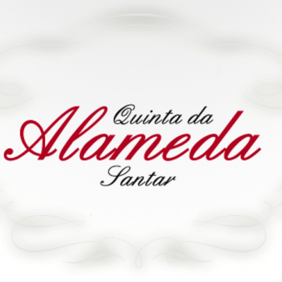 Rótulo branco decorativo com texto 'Quinta da Alameda Santar' em preto e vermelho