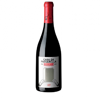 Garrafa de vinho tinto com rótulo branco e rolha vermelha