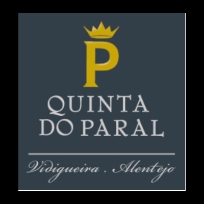Logótipo Quinta do Paral com letra P amarela coroada e texto em branco