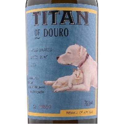 Garrafa de vinho branco TITAN OF DOURO com rótulo azul, cão e gato, 750 ml