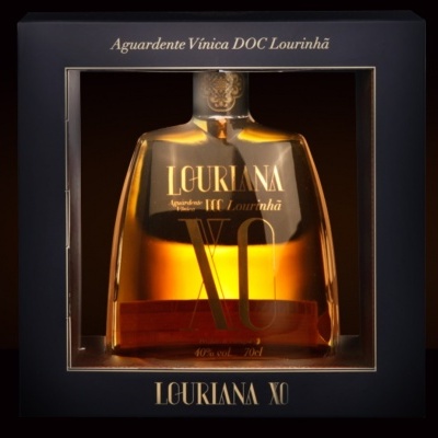 Garrafas de aguardente Louriana XO em embalagem preta com texto dourado