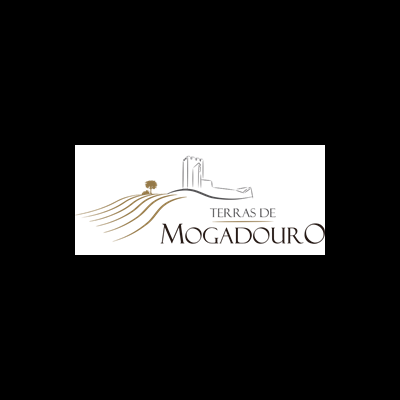 Logotipo das Terras de Mogadouro com linhas onduladas e texto em castanho