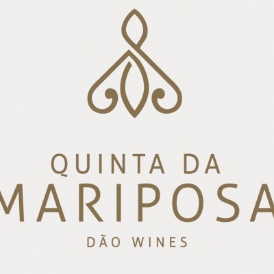 Logotipo com símbolo abstrato e texto QUINTA DA MARIPOSA DÃO WINES em castanho