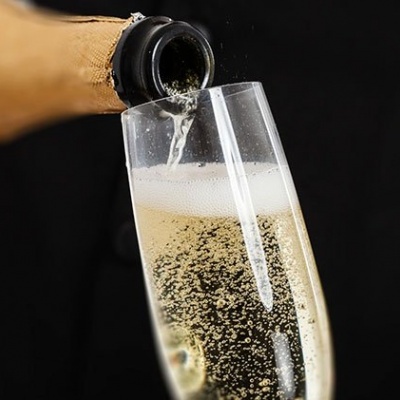 Champanhe a ser vertido num copo transparente