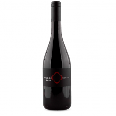 Garrafa de vinho tinto com rótulo preto e design vermelho sobre fundo branco