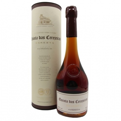 Garrafa de vinho Quinta das Cerraras com embalagem cilíndrica branca