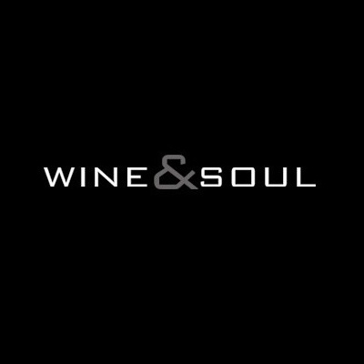 Logotipo WINE & SOUL em branco e cinza sobre fundo preto