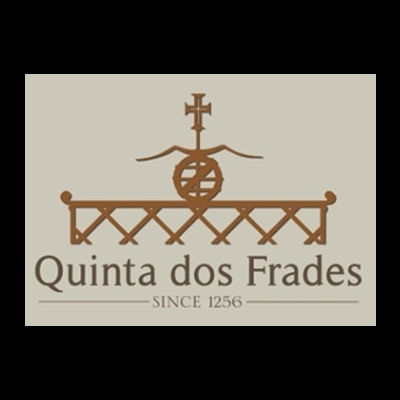 Logótipo da Quinta dos Frades em fundo bege com texto e símbolo castanhos