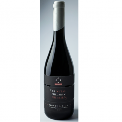 Garrafa de vinho tinto com rótulo preto e cápsula branca