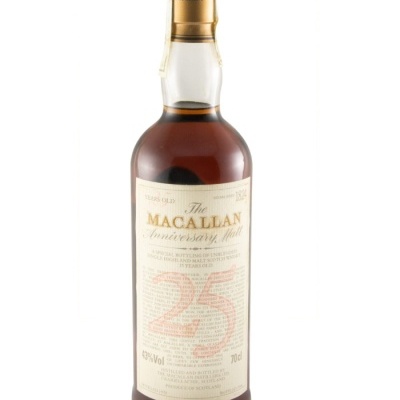 Garrafa de whisky The Macallan Anniversary Malt 25 anos com rótulo branco e dourado