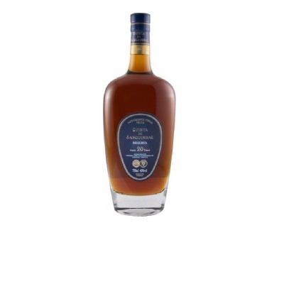 Garrafa de rum Gran Reserva com rótulo azul e texto branco