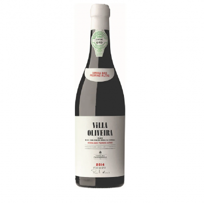Garrafa de vinho tinto com rótulo branco e selo verde