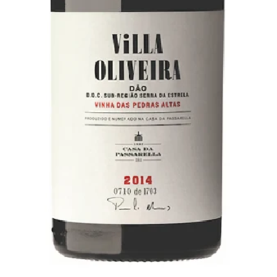 Rótulo de garrafa de vinho Villa Oliveira Dão 2014 com texto preto e vermelho