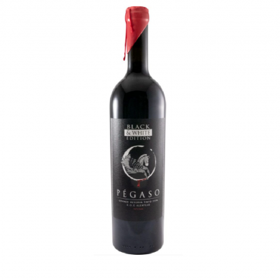 Garrafa de vinho tinto Pegaso com rótulo preto e selo de cera vermelho