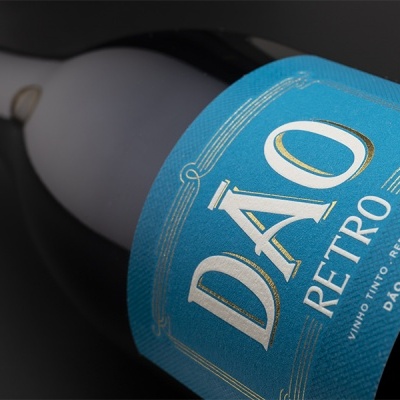 Garrafa de vinho tinto com rótulo azul e inscrição DÃO RETRO