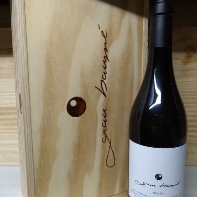 Garrafas de vinho tinto com rótulo e caixa de madeira com o texto 'Jean Bousqué'