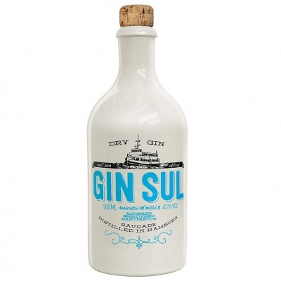 Garrafa branca de gin com tampa de cortiça e etiqueta azul e preta