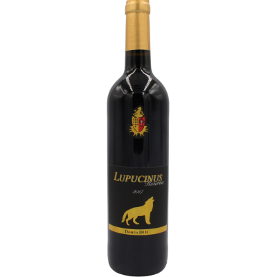 Garrafa de vinho tinto Lupucinus com rótulo preto e dourado e imagem de lobo.
