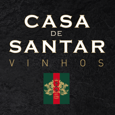 Logótipo de Casa de Santar Vinhos com fundo preto e cores douradas, vermelho e verde