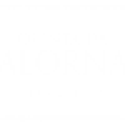 Logótipo preto e branco com texto quinta da alorna since 1723