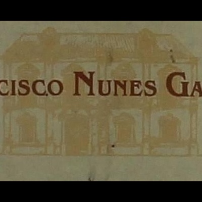 Etiqueta com texto FRANCISCO NUNES GARCIA e desenho de uma casa antiga