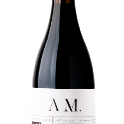 Garrafa de vinho tinto com rótulo branco e texto A M.