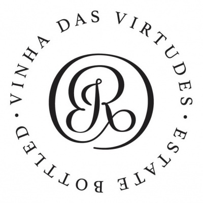 Logótipo circular preto com letras R e D e texto Vinha das Virtudes Estate Bottled