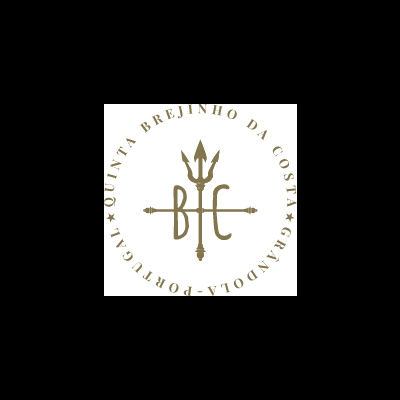 Logotipo circular dourado com texto e símbolos tridente e flechas em fundo preto