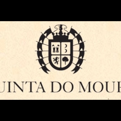 Logótipo em preto com escudo e texto 'QUINTA DO MOOURO' em fundo bege