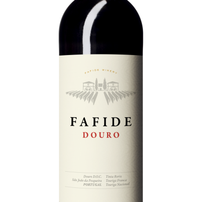 Garrafa de vinho tinto Fafide Douro com rótulo branco e cápsula vermelha