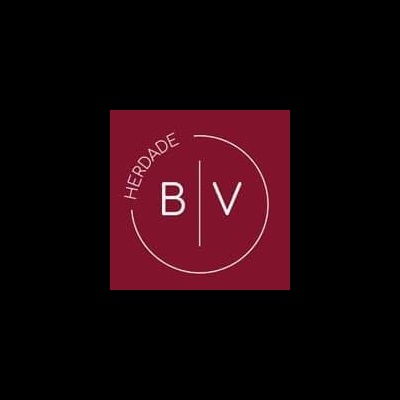 Logótipo redondo bordô com letras B e V e texto HERDADE