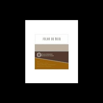 Embalagem branca, castanha e caramelo com texto 'FOLHA DO MEIO' e selo circular
