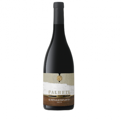 Garrafa de vinho tinto com rótulo branco, bege e castanho