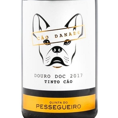 Garrafa de vinho com rótulo branco e amarelo e desenho de cão estilizado.