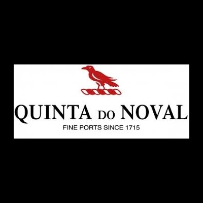 Logótipo 'Quinta do Noval' com corvo vermelho em cima de corda e texto em preto