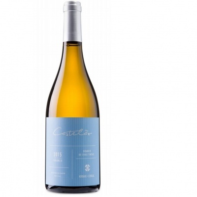 Garrafa de vinho branco com rótulo azul claro