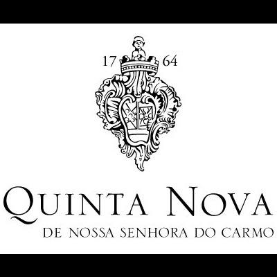 Logotipo preto e branco da Quinta Nova de Nossa Senhora do Carmo com brasão e ano 1764