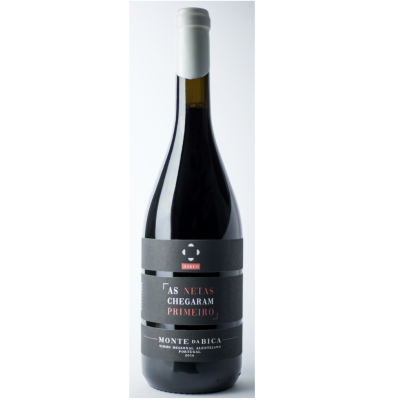 Garrafa de vinho tinto com rótulo preto e texto em branco e vermelho