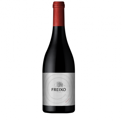 Garrafa de vinho tinto com tampa vermelha e rótulo branco com texto FREIXO