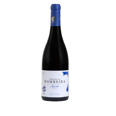 Garrafa de vinho tinto com rótulo branco e cápsula azul