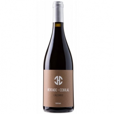 Garrafa de vinho tinto com rótulo castanho claro