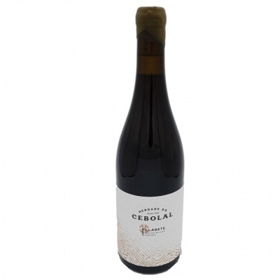 Garrafa de vinho Cerola Primitivo com rótulo branco e tampa dourada em fundo branco