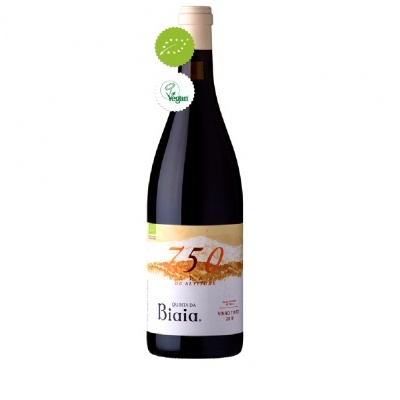 Garrafas de vinho tinto com rótulo branco e dourado e selo verde Origin