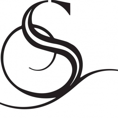 Design gráfico preto com letras S e C entrelaçadas em fundo branco