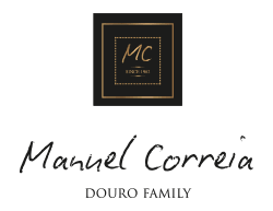 Logótipo Manuel Correia Douro Family com letras douradas e pretas em fundo branco